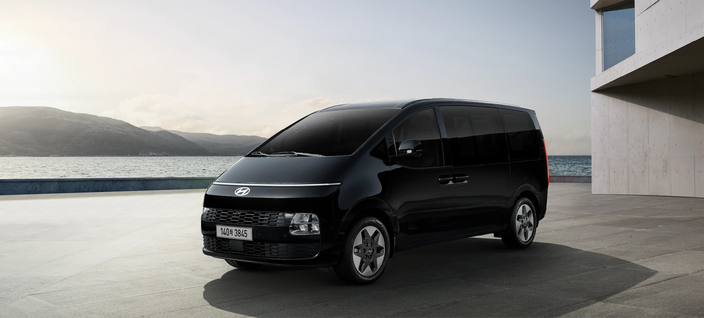 Hyundai Staria (11-Seat) p1